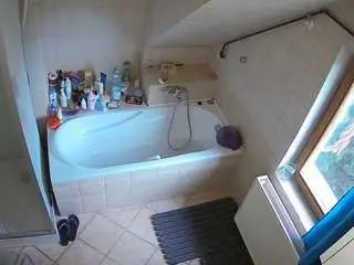 Camsoda Adult Video Chat of voyeurcam-julmodels-bath-2nd-1