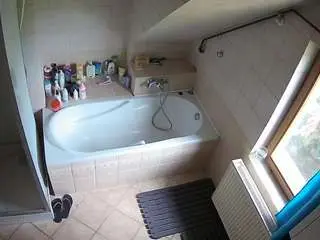 Camsoda Nude Webcam of voyeurcam-julmodels-bath-2nd-1