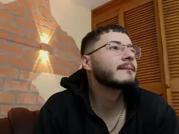 Chaturbate Live Sex Cam of brandon__01