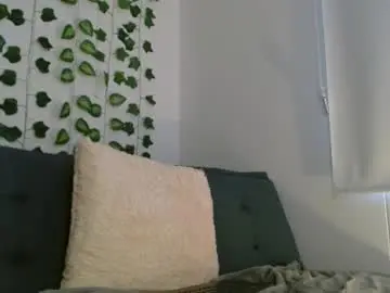 Chaturbate Live Sex Cam of sara_blue22