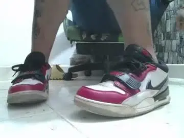 Chaturbate Live Sex Cam of srfindomfeet_