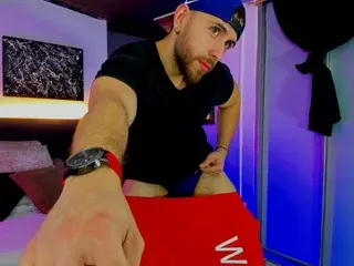 Streamate Nude Webcam of MaxiimoWolf