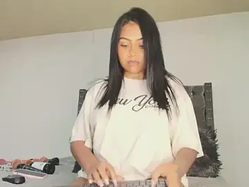 Stripchat Live Sex Cam of Melanyy_Miller