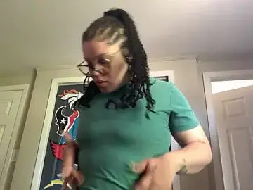 Stripchat Live Sex Cam of QueenNuttCollector