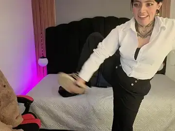 Stripchat Sex Cam of LiaMonroee_