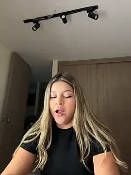 Stripchat Sex Cam of lunablossom_