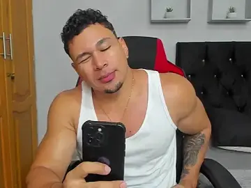 Stripchat Nude Webcam of tyler_hank01