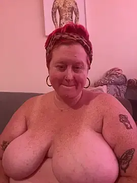 Stripchat Sex Cam of BustyRedxx
