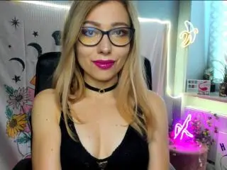 Xlovecam Adult Webcam of HeartHeidi